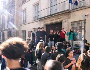 Schülerinnen protestieren in Frankreich