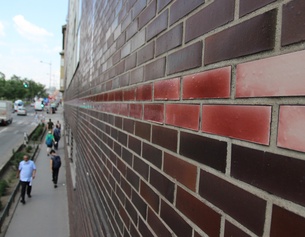 APA/MARKUS JESCHAUNIG Klebestreifen auf Hausfassade