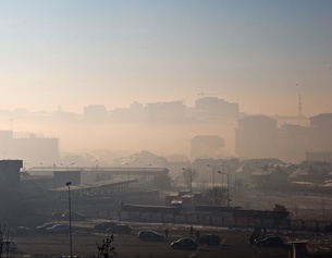 AP/VISAR KRYEZIU Dicker Smog über Pristina, Kosovo