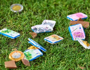 Schokoladen Geld auf einem Rasen