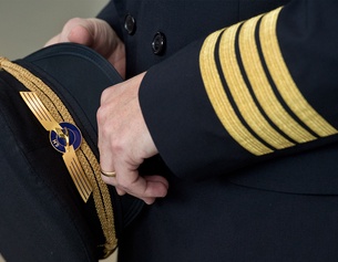 AFP/DPA/BORIS ROESSLER Ein Pilot hält seine Kappe resigniert vor sich.