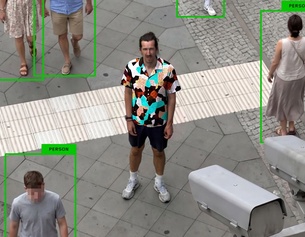 Digitales Camouflage: T-Shirt des Künstlers Simon Weckert