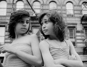 MAGNUM PHOTOS/SUSAN MEISELAS Dee and Lisa on Mott Street, Little Italy, New York City, USA, 1976 (Ausschnitt)