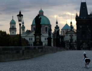 AP/PETR DAVID JOSEK Karlsbrücke, Prag