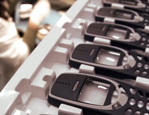 AFP/PATRICK HERTZOG Nokia Handys in der Produktion.
