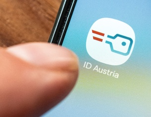 Finger zeigt auf das Icon der App "ID Austria"