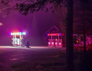 UNIVERSAL MUSIC Ausschnitt des Covers, purpurfarbene Tankstelle