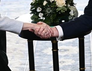 Händeschütteln zwischen Ursula von der Leyen und Donald Trump