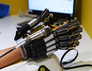APA/AFP/SAM PANTHAKY Eine Robothand für Menschen