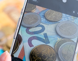 Geld auf dem Handy-Bildschirm