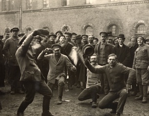 WIEN MUSEUM Russische Kriegsgefangene vor ihrer Heimkehr, Wien, November 1918