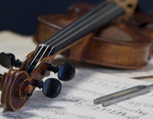Violine mit Stimmgabel