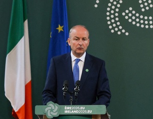 Foto: Irlands Premierminister Micheal Martin vor irischer und europäischer Flagge