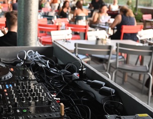 DJ in einem Gastrolokal
