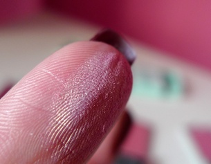 ORF/URSULA HUMMEL-BERGER Lidschattenprobe auf einer Fingerbeere