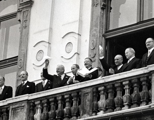 PICTUREDESK.COM/ÖNB-BILDARCHIV/ÖNB Leopold Figl (6.v.l.) zeigt am Balkon des Schlosses Belvedere den Österreichischen Staatsvertrag. Ebenfalls am Balkon, rechts neben Leopold Figl stehend: Adolf Schärf, Wjatscheslaw Michailowitsch Molotow, Julius Raab (v.l.n.r.). Außerdem sind Maurice Harold Macmillan (2.v.l.), John Foster Dulles (4.v.l.) u.a. zu sehen.