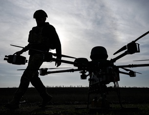 Ukrainischer Soldat mit einer scdhweren Mehrrotor-Bomberdrohne