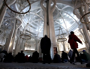 Betende Menschen in der Moschee in Rom