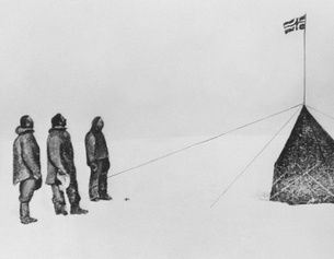 Roald Amundsen und seine Kollegen bei der Entdeckung des Südpols.