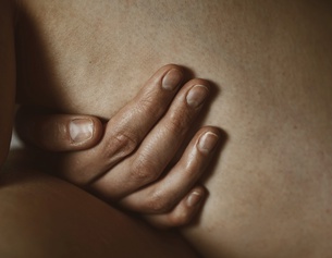 Intime Szene einer Hand die einen Körper berührt