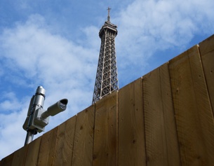 Überwachungskamera auf einer Wand vor dem Eifelturm.