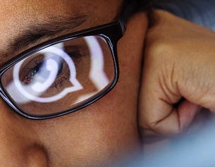 Auge mit Brille und Whatsapp Logo