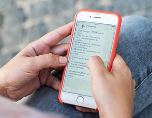 ORF/URSULA HUMMEL-BERGER Eine Frau sieht ihre Nachrichten auf ihrem Smartphone