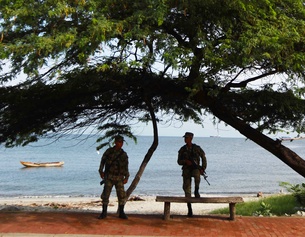 AP/FERNANDO LLANO Kolumbianische Soldaten am Strand