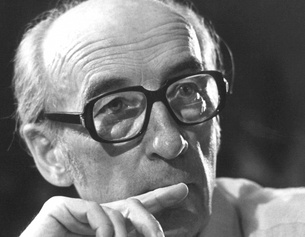 Der Psychoanalytiker und Publizist Alexander Mitscherlich in Düsseldorf.