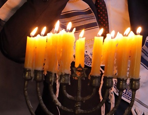 APA/AFP/SAFIN HAMED Menora mit brennenden Kerzen, Chanukkah