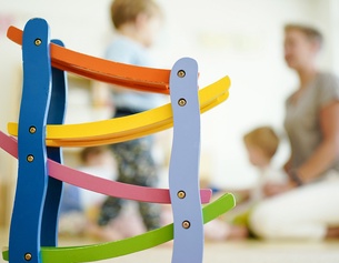 APA/DPA/UWE ANSPACH Kinderspielzeug, Rollbahn, Kindergarten