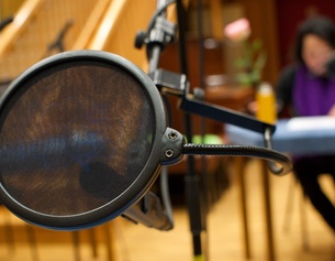 ORF/URSULA HUMMEL-BERGER Mikro-Schutz im Hörspiel-Studio