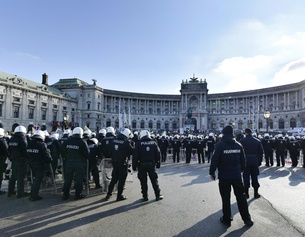 APA/HERBERT NEUBAUER Polizei bei Demonstration vor Hofburg