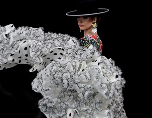 Ein Mannequin präsentiert ein Model bei der International Flamenco Fashion Show in Sevilla 2023