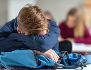 Schlafender Bub in einer Schulklasse