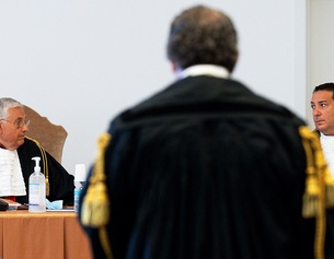APA/AFP/VATICAN MEDIA/SIMONE RISOLUTI Richter im Prozess gegen Kardinal Angelo Becciu