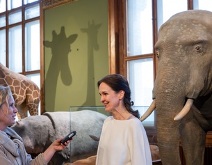 Stefanie Jovanovic-Kruspel im NHM (Im Hintergrund die Dermoplastik des Elefanten Pepi)