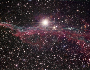 PICTUREDESK.COM/SCIENCE PHOTO LIBRARY/ROBERT GENDLER Cirrusnebel