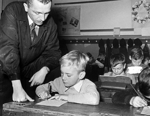 Schulklasse mit Lehrer in den 1960er Jahen