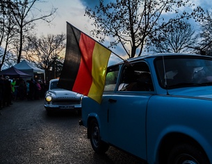 APA/DPA/NICOLAS ARMER Deutsche Flagge, Trabant