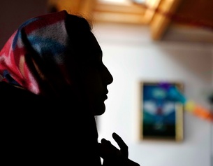 Frau mit Kopftuch im Gegenlicht