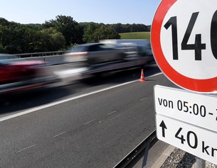 APA/ROLAND SCHLAGER Verkehrsschilder