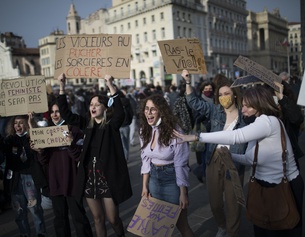 AP/DANIEL COLE Frauen demonstrieren in Frankreich
