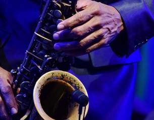 Ein Mann spielt Saxophon