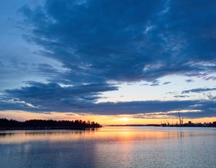Bewölkter Sonnenuntergang im Frühling am Meeresufer, Vaasa, Finnland