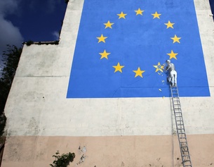 APA/AFP/DANIEL LEAL-OLIVAS Wandgemälde der EU-Sterne