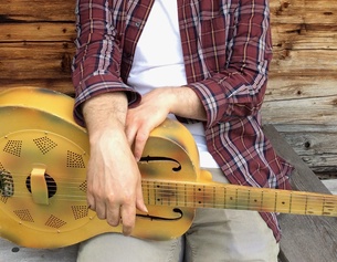 HANNA HAIDN Gottfried David Gfrerer hält Gitarre in der Hand