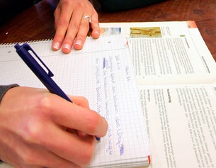 Junges Mädchen schreibt eine Lateinschularbeit