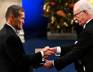 Ferenc Krausz bekommt dem Physiknobelpreis vom schwedischen König Carl XVI Gustaf überreicht