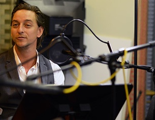 Julian Loidl - ORF/URSULA HUMMEL-BERGER Schauspieler hinter Mikrofon